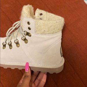 Bearpaw lace Bootss